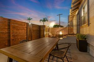 Chic Oasis Studio: Minutes to Downtown & Beaches