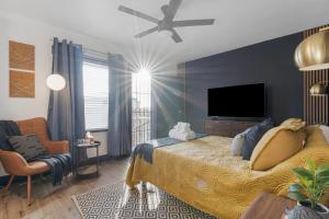 Chic Oasis Studio: Minutes to Downtown & Beaches