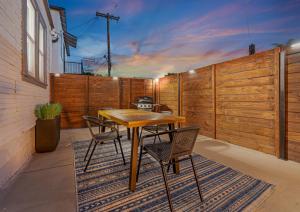 Chic Oasis Studio: Minutes to Downtown & Beaches