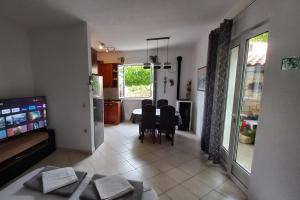 Apartments by the sea Postira, Brac - 9241