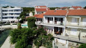 Apartments by the sea Petrcane, Zadar - 21595 - 3hvězdičkové hotely ve městě Petrcane