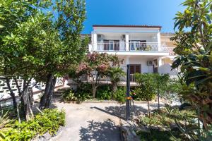 Apartments by the sea Petrcane, Zadar - 21595 