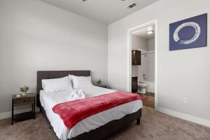 The Olivia: Riverwalk Loft