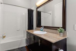 The Olivia: Riverwalk Loft