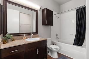 The Olivia: Riverwalk Loft