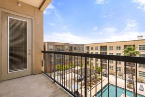 The Olivia: Riverwalk Loft