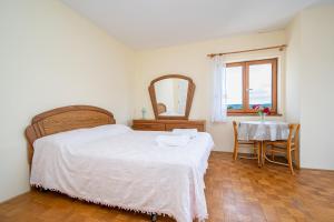 Studio with Balcony and Sea View room in Studio Mrljane 327b