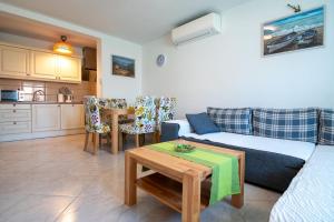 Apartments by the sea Postira, Brac - 14822