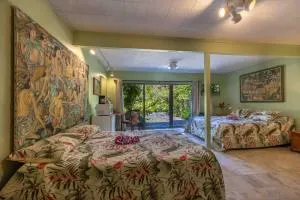 Plumeria Room on a Lush Farm on Maui's North Shore - Makawao