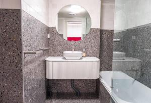 Modern Boutique CBD 2BR 1st Floor Apt