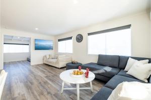 The Pacific Pearl,16 Pacific Avenue, Anna Bay - pet friendly, air con