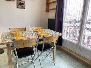 Appartements Appartement Risoul, 2 pieces, 4 personnes - FR-1-330-565 : photos des chambres