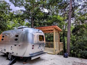 Airstream Caravel 2020 Loblolly Pines Adventure Camp - Ubytování bez kategorie ve městě Eureka Springs