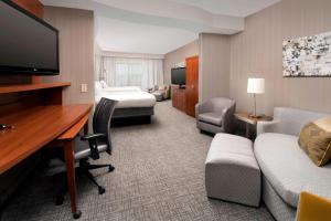 One-Bedroom Executive Suite with Two Queen Beds and Sofa Bed room in Courtyard by Marriott Lufkin