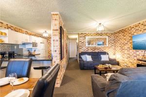 Bay Parklands 27 2 Gowrie Ave pool tennis court spa and views