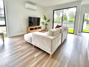 Austral Brand New Modern 4 Br Home