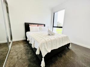 Austral Brand New Modern 4 Br Home