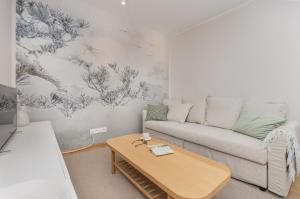 Bright & Stylish Apartment with Balcony 1,5 km to Gdańsk Main City by Renters