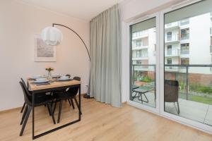 Bright & Stylish Apartment with Balcony 1,5 km to Gdańsk Main City by Noclegi Renters