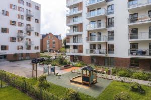 Bright & Stylish Apartment with Balcony 1,5 km to Gdańsk Main City by Noclegi Renters