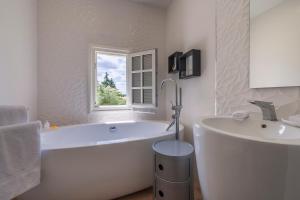 Maisons de vacances Chateau de la Ronde - Avec piscine et jacuzzi : photos des chambres