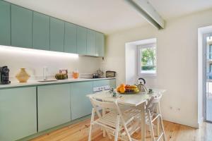 Modern flat with double patio right next to Estrela Gardens