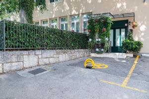 La Guardia apartment with free private parking