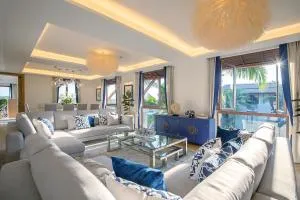 4BR Penthouse Royal Marina: Private Rooftop Pool with 360° View - Ujong Salang