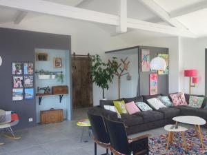 Villa avec piscine et spacieux pool house près des plages et de la Rhune