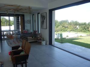 Villa avec piscine et spacieux pool house près des plages et de la Rhune