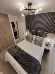 Modern 2 Bedroom Apartment in Chapel Towers - Beautiful Table Mountain View