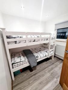 Cosy Hideaway Lodge in Glan Gwna