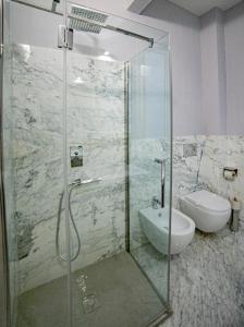 Elegante camera con finiture di lusso appena ristrutturata