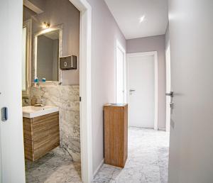 Elegante camera con finiture di lusso appena ristrutturata