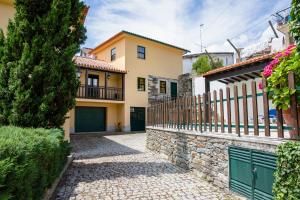 Casa de São Bernardo by LovelyStay
