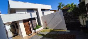 A Casa Linda Com Piscina Aquecida churrasqueira wifi pertinho da praia em Itanhaém