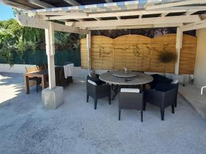 B&B / Chambres d'hotes L'olivier TESSA Hotesse suite 30m2 terrasse 20m2 : photos des chambres