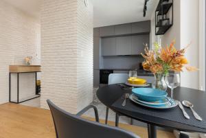 Trendy Apartment with AC and Parking in Warsaw by Noclegi Renters
