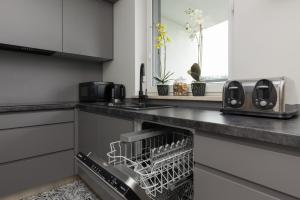 Trendy Apartment with AC and Parking in Warsaw by Noclegi Renters