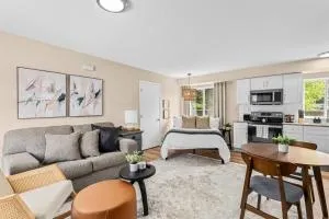 New! Comfy & Cozy Private Studio Flat - 罗斯维尔