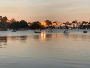 Superior Putney Studio, Short drive to Parklands and Olympic - Ryde