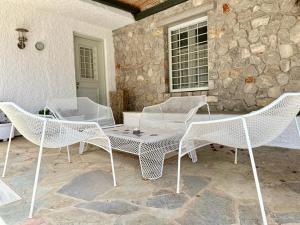 Hermione Hills Luxury Cottage by Goutos Luxury Living