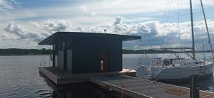 StagHorn floating river house