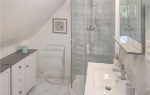 Appartements Amazing apartment in Matignon with 1 Bedrooms and WiFi : photos des chambres