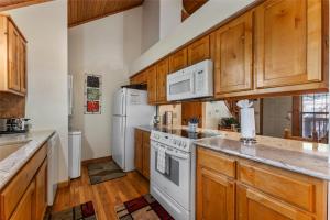 Whispering Woods Lodge-Sleeps 10 Home