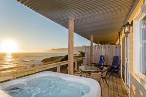 Stunning Oceanview Shelter Cove! by OceanviewHotTubs Oceanfront! Tesla EV station
