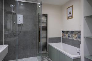 Family Country Cottage with Stunning Mountain Views