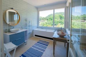 Villas Villa les Tarentes : pool and sea view : photos des chambres