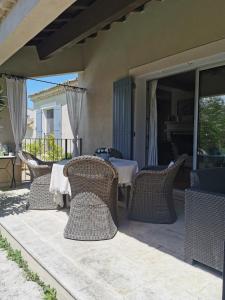 Chambre dans verdure Provençale