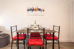 Welcome - BUSINESS or PLEASURE! Southampton City Vibes # Stylish Apartment with Outdoor Courtyard! 1-4 Guests BOOK YOUR CITY BREAK or PRE-CRUISE STAY! CLOSE TO MAYFLOWER THEATRE, UNIVERSITIES, CRUISE TERMINALS, HOSPITALS & SHOPS!